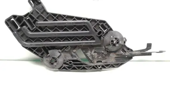 Skoda Octavia Mk2 (1Z) Headlight/headlamp mounting bracket 17035201
