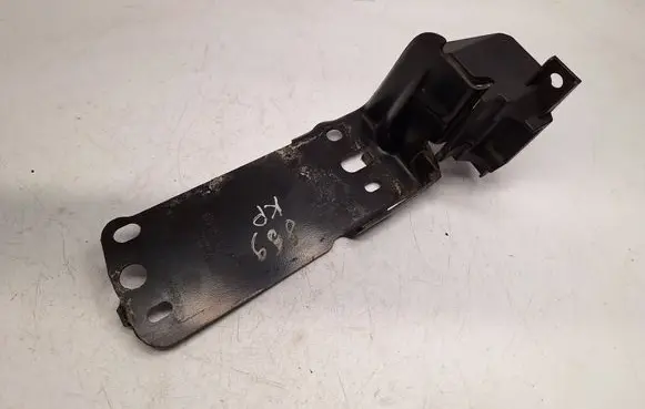BMW 1 E82 E88 Radiator mount bracket 51647117811