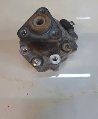 Volkswagen Touareg II Power steering pump 7P6422154 7651955141