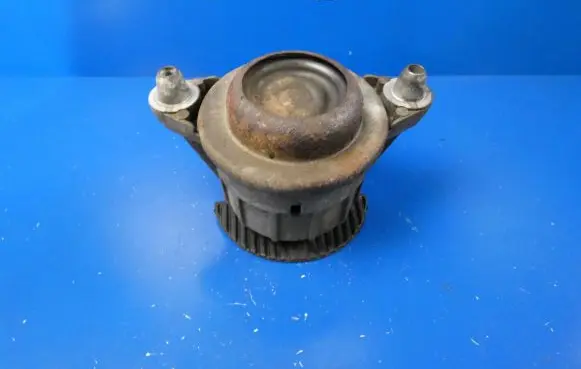 Mercedes-Benz C AMG W204 Engine mount bracket A2042400117 ZGS005