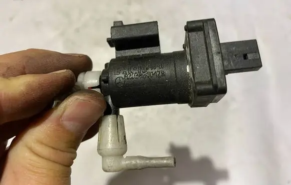 Mercedes-Benz E W211 Turbo solenoid valve a2038000178 2038000178