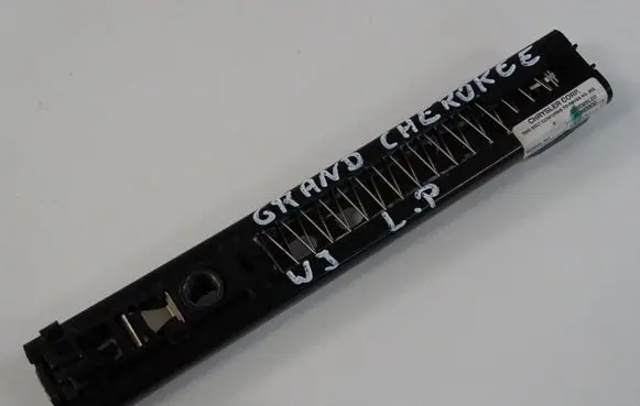 Jeep Grand Cherokee (WJ) Seat belt adjustment rail JEEP_GRAND_CHEROKEE_WJ_REGULACJA_PASA_LEWY_PRZÓD