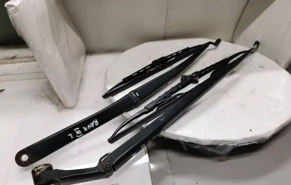 Toyota RAV 4 (XA30) Front wiper blade arm