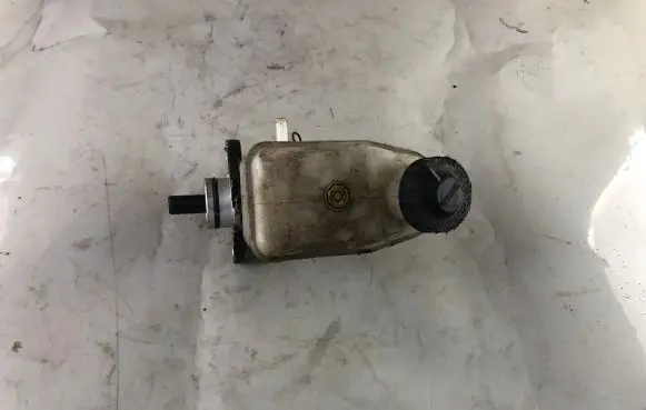 KIA Sorento Master brake cylinder