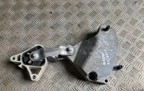 Mercedes-Benz C AMG W205 Engine mounting bracket A2702230002