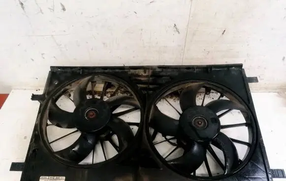 Radiator cooling fan shroud