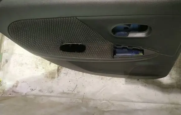 Nissan Note (E11) Rear door card panel trim
