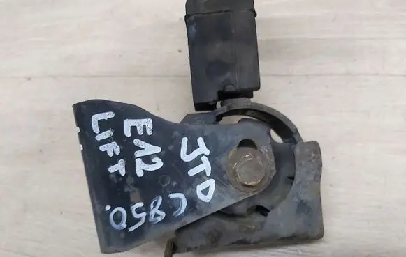 Toyota Corolla E120 E130 Engine mount vacuum valve 