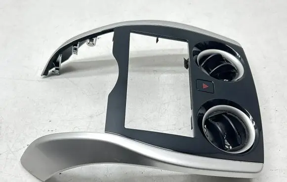 Nissan Note (E12) Radio/GPS head unit trim 682603VV0A 682603V1A