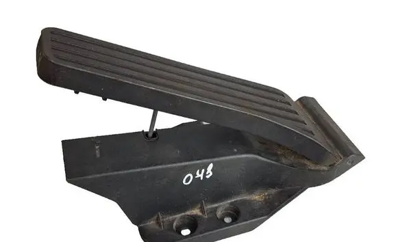 Accelerator throttle pedal