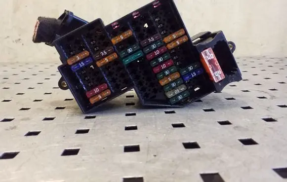 Volkswagen Touareg II Fuse module 7P0941828B 7P0941824B
