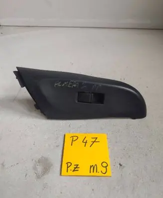 Nissan Almera N16 Electric window control switch 832949