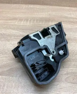 BMW 5 E60 E61 Front door lock 7167071