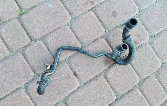 Volkswagen Golf VII Engine coolant pipe/hose 04L121064C