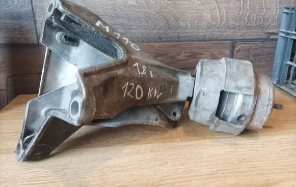 Audi A4 S4 B6 8E 8H Engine mount bracket