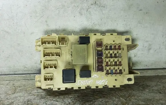 Toyota Yaris Fuse module PPT20GF10 112771 2771