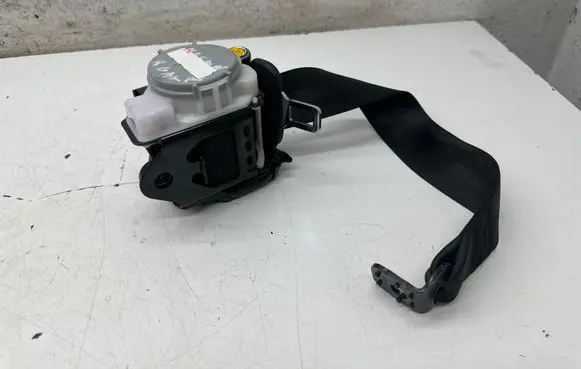 Porsche Macan (95B) Rear seatbelt 3066322