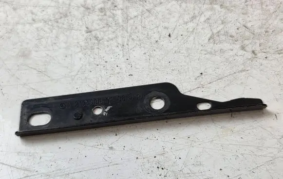 Mercedes-Benz E W212 Front bumper mounting bracket A2128810106