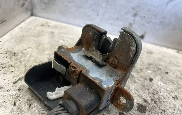 Volkswagen PASSAT B6 Loading door lock 1J0973704