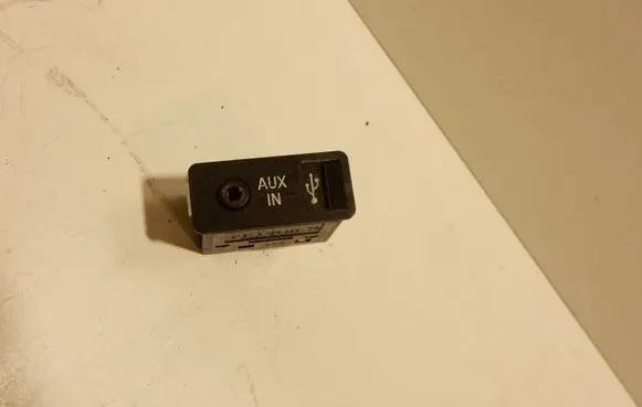 BMW X5 E70 AUX in-socket connector 61319129652 9129652 60420