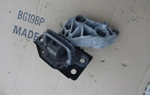 Engine mount vacuum valve