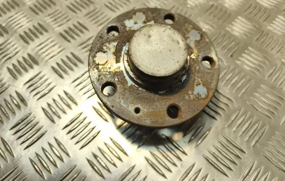 Volkswagen PASSAT B7 Rear wheel ball bearing 