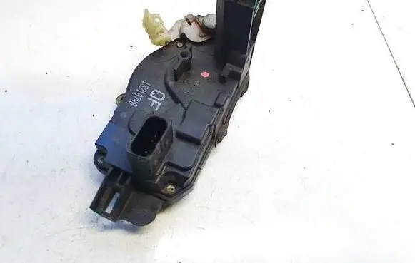 Opel Astra H Front door lock 13210748