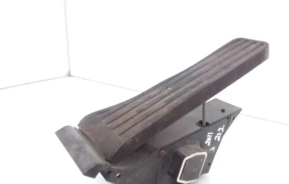 Mercedes-Benz E W212 Accelerator throttle pedal A2043000004