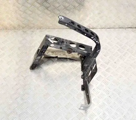Fender mounting bracket
