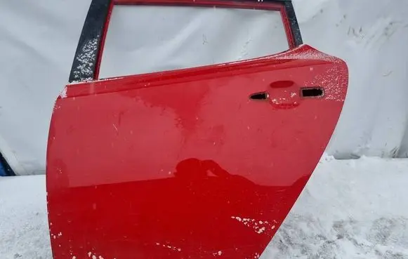 Nissan Leaf I (ZE0) Rear door raudonos