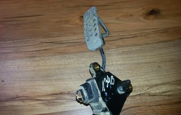 Nissan Micra Accelerator throttle pedal 18002bc400 0536b00949
