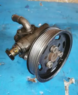 Volkswagen Caddy Power steering pump 1j0422154a