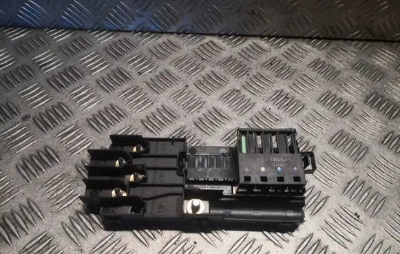 Mercedes-Benz E W211 Fuse box set 2115452301 A2115452301
