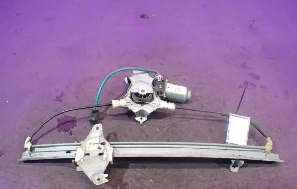 Nissan Almera Tino Front door window regulator with motor 114919