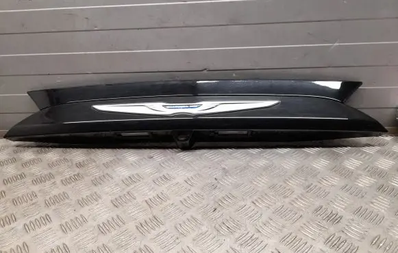Chrysler Pacifica Trunk door license plate light bar 5UT85AXRAE