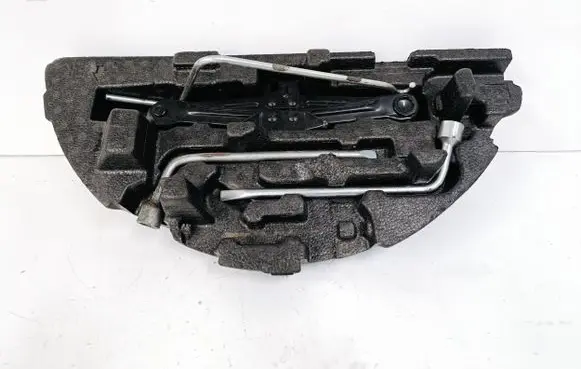 Toyota Prius+ (ZVW40) Tool set 6477747070
