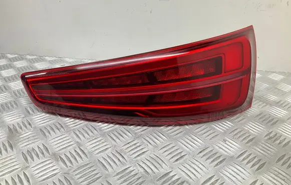 Tailgate rear/tail lights