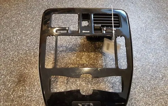 Nissan Leaf I (ZE0) Radio/GPS head unit trim 