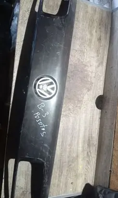 Volkswagen PASSAT B3 Front bumper upper radiator grill