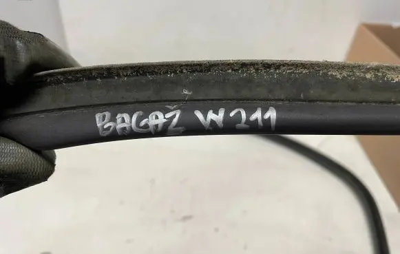 Mercedes-Benz E W211 Loading door rubber seal (on body) 