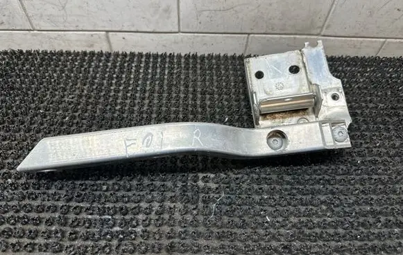 Radiator mount bracket