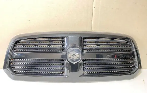 Dodge RAM 1500 DS Front bumper upper radiator grill 13DSAC0020 030007900 48969
