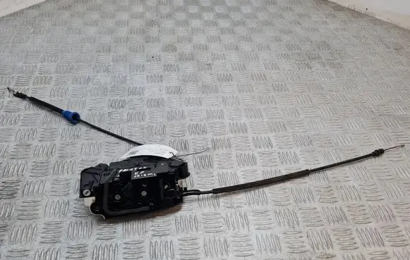 Volkswagen Scirocco Front door lock 5N2837015E