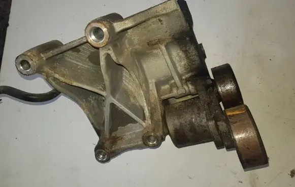 KIA Sportage Generator/alternator belt tensioner