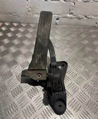 Accelerator throttle pedal