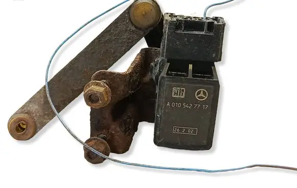 Mercedes-Benz E W211 Air suspension front height level sensor A0105427717 26202