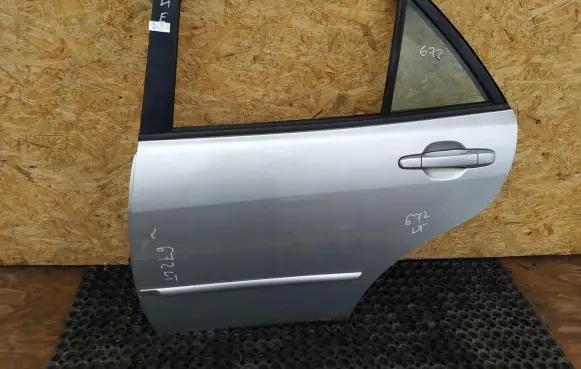 Lexus IS 200-300 Rear door
