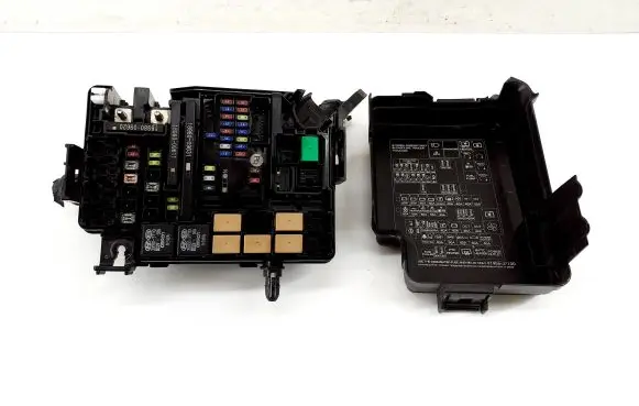 KIA Ceed Fuse box set 91956J7100 91220J7130