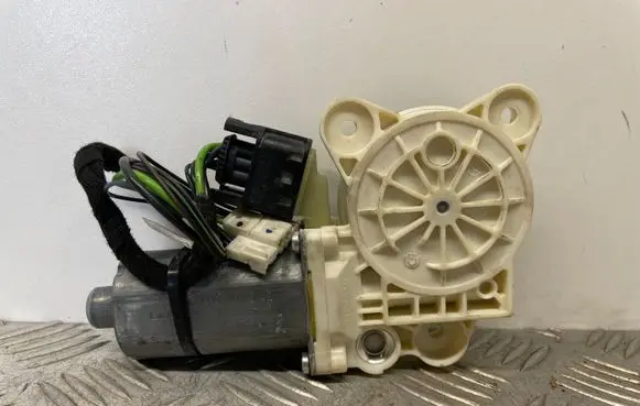 Mercedes-Benz E W211 Front door window regulator motor A2118202942 0130821970