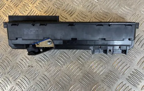 BMW 5 E60 E61 Fuse module 6957330 1B917